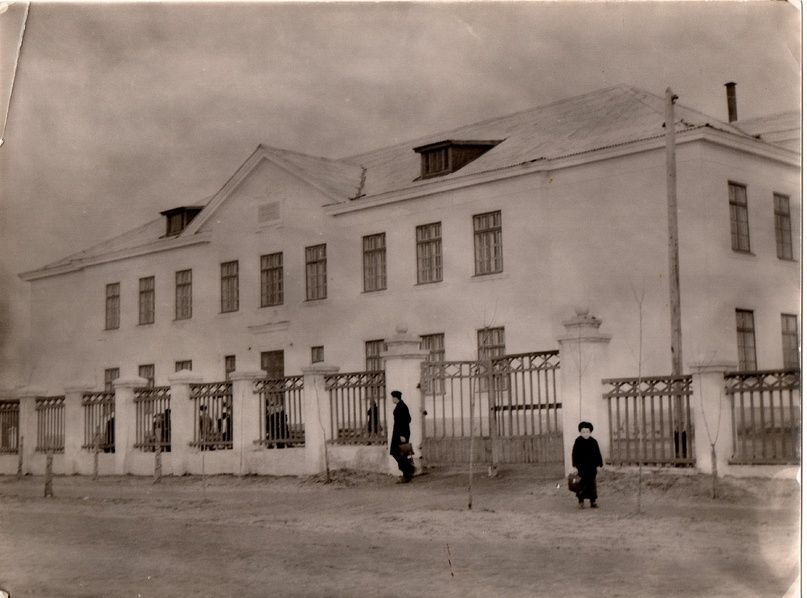 Построенное здание школы, 1957 г.