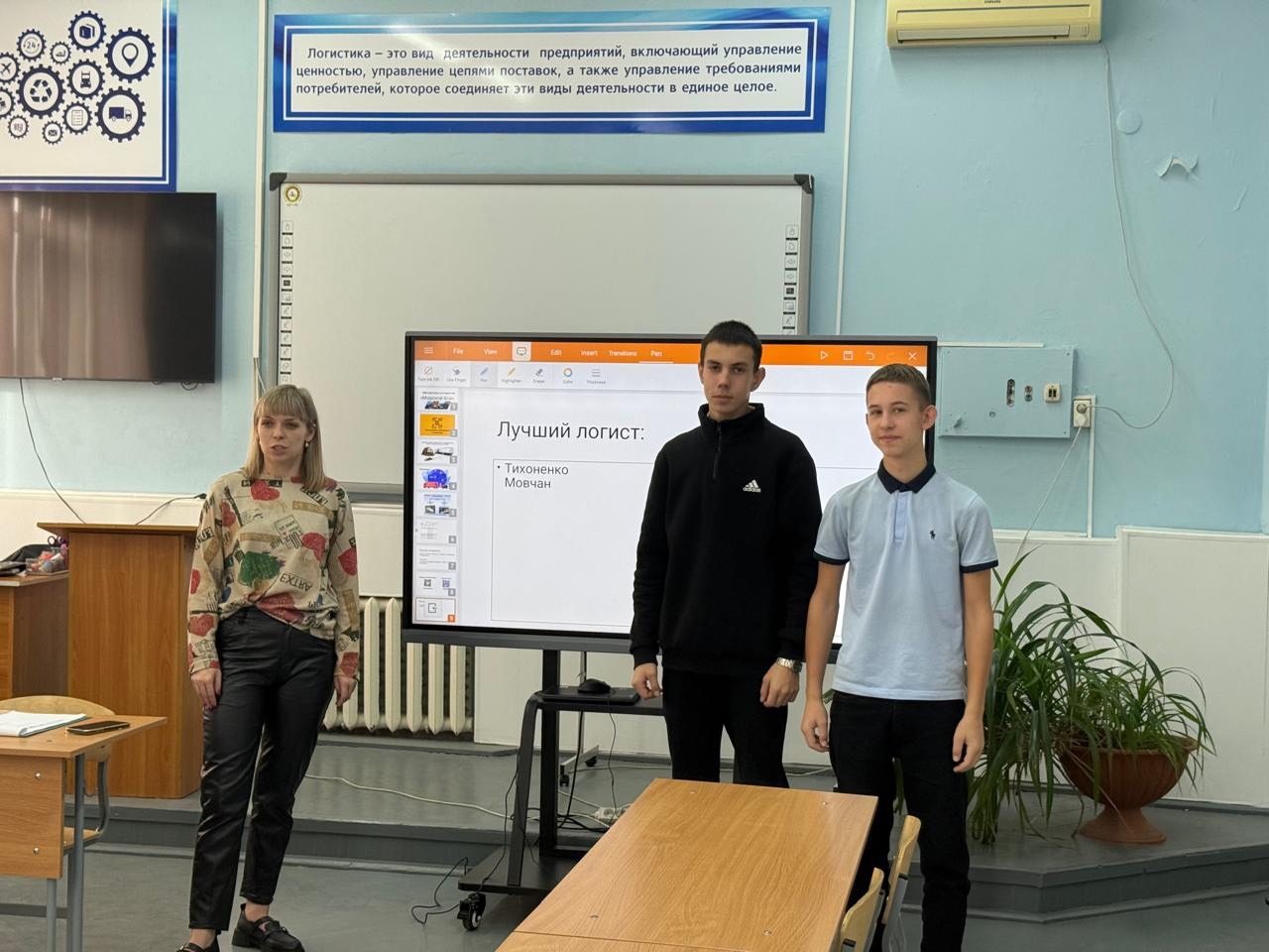 Школьники задают вопросы преподавателю о программе обучения в техникуме..