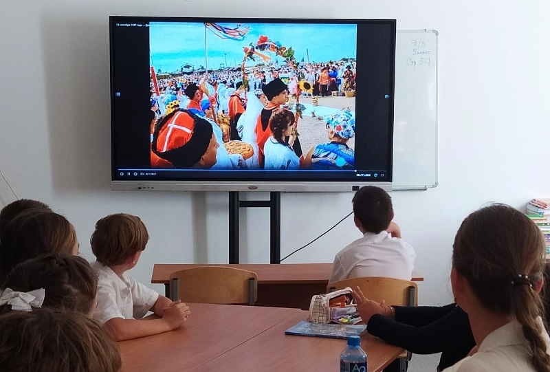 Учащиеся на мероприятии смотрят презентацию..