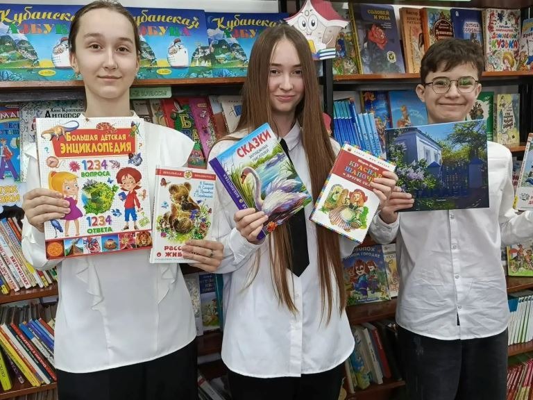 Ученики с книгами.
