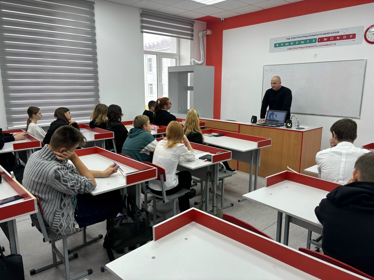 Ученики с интересом слушают выступающего. Ученики с интересом слушают выступающего..