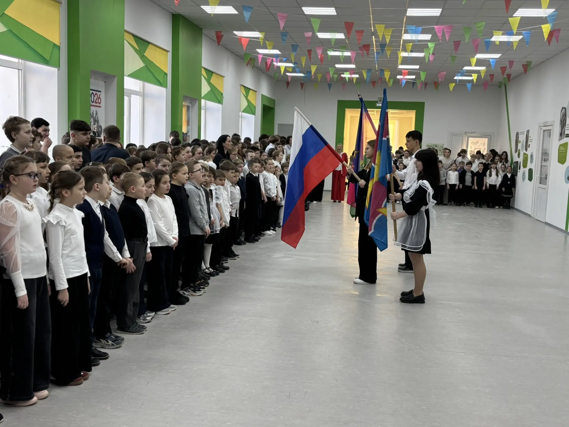 Неделя в МБОУ СОШ №3 началась с патриотизма и важных разговоров.